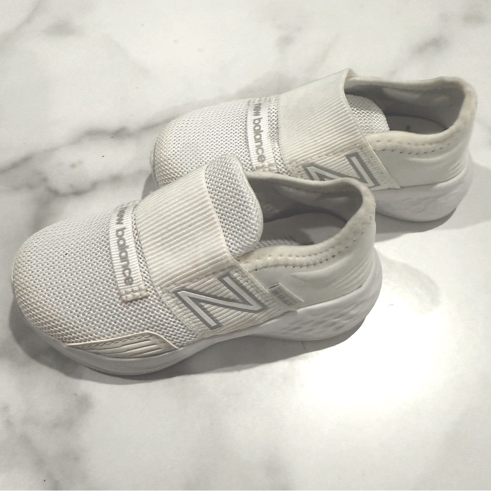 NWOT - New Balance toddler flyknit elastic band sneakers in White size 7